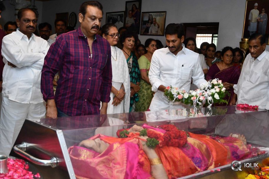 Celebrities-Pay-Homage-to-Vijaya-Nirmala-Garu